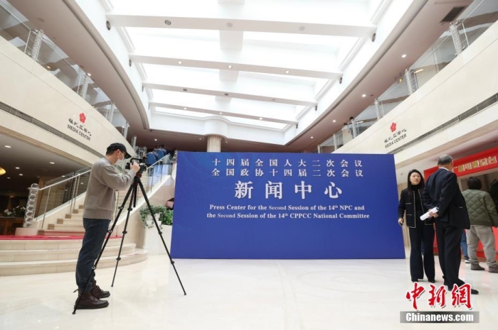 2月27日，在2024年全國兩會即將召開之際，位于北京梅地亞中心的全國兩會新聞中心正式啟用。圖為媒體記者在全國兩會新聞中心采訪拍攝。<a target='_blank' href='/'>中新社</a>記者 蔣啟明 攝
