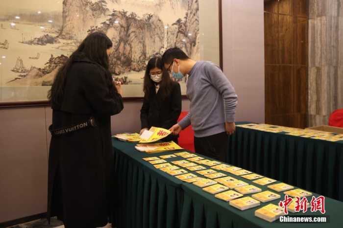 2月27日，在2024年全國兩會即將召開之際，位于北京梅地亞中心的全國兩會新聞中心正式啟用。圖為媒體記者在新聞中心領取證件。<a target='_blank' href='/'>中新社</a>記者 蔣啟明 攝