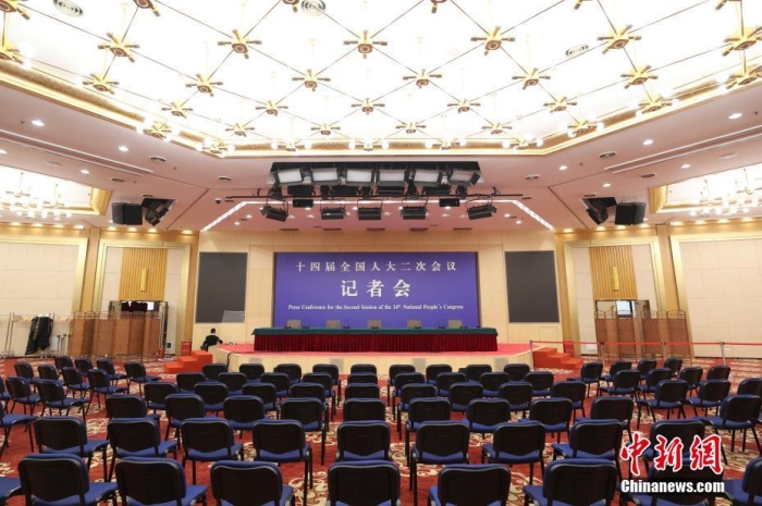 2月27日，在2024年全國兩會(huì)即將召開之際，位于北京梅地亞中心的全國兩會(huì)新聞中心正式啟用。圖為全國兩會(huì)新聞中心新聞發(fā)布廳。<a target='_blank' href='/'>中新社</a>記者 蔣啟明 攝
