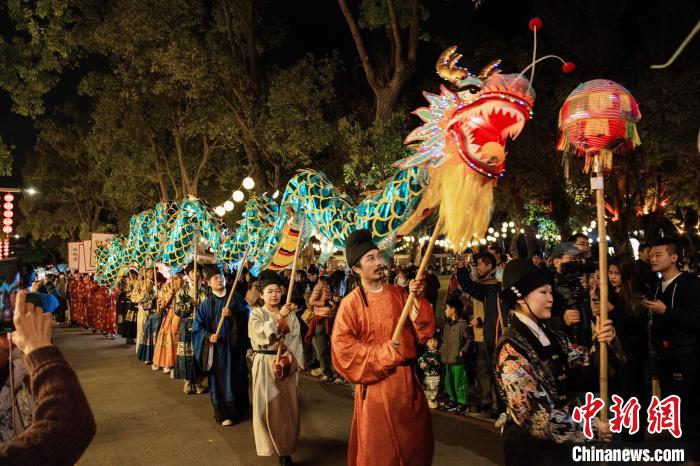 圖為桃園燈會中，漢服演員進(jìn)行巡游。黃曉煒 攝
