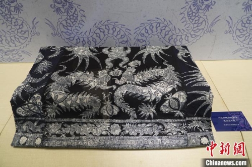 圖為展品苗族蠟染龍紋蓋牛被。中新社記者 蒲文思 攝.jpg
