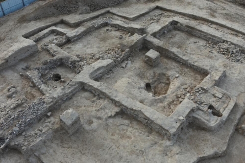 這是都蘭熱水墓群北一區(qū)M37號（“羊圈墓”）的祭祀建筑全景。.jpeg