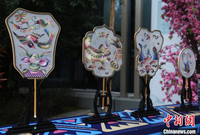 重慶酉陽舉辦非遺文創(chuàng)展西蘭卡普、木葉吹奏等亮相展現(xiàn)少數(shù)民族風(fēng)情