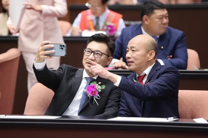 韓國瑜(右)與江啟臣(左)在議場內(nèi)自拍合影。圖片來源：臺灣聯(lián)合新聞網(wǎng).jpg