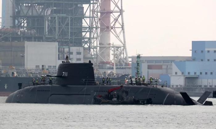 “海鯤號”露出大半個船身，漂浮在水面。臺灣《聯(lián)合報》圖.jpg