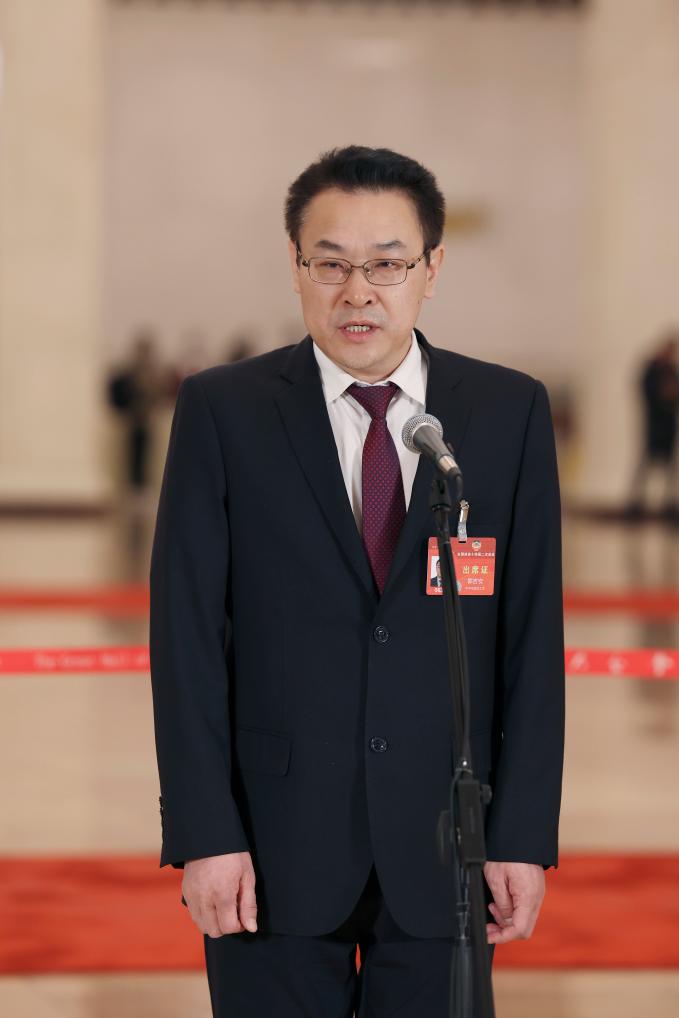 3月4日，全國政協(xié)十四屆二次會議首場“委員通道”集體采訪活動在北京人民大會堂舉行。這是全國政協(xié)委員郭吉安接受媒體采訪。（圖源：新華社）
