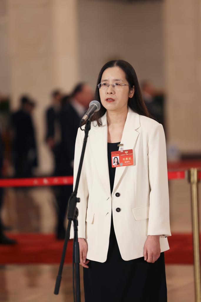3月4日，全國政協(xié)十四屆二次會議首場“委員通道”集體采訪活動在北京人民大會堂舉行。這是全國政協(xié)委員吳蓓麗接受媒體采訪。（圖源：新華社）