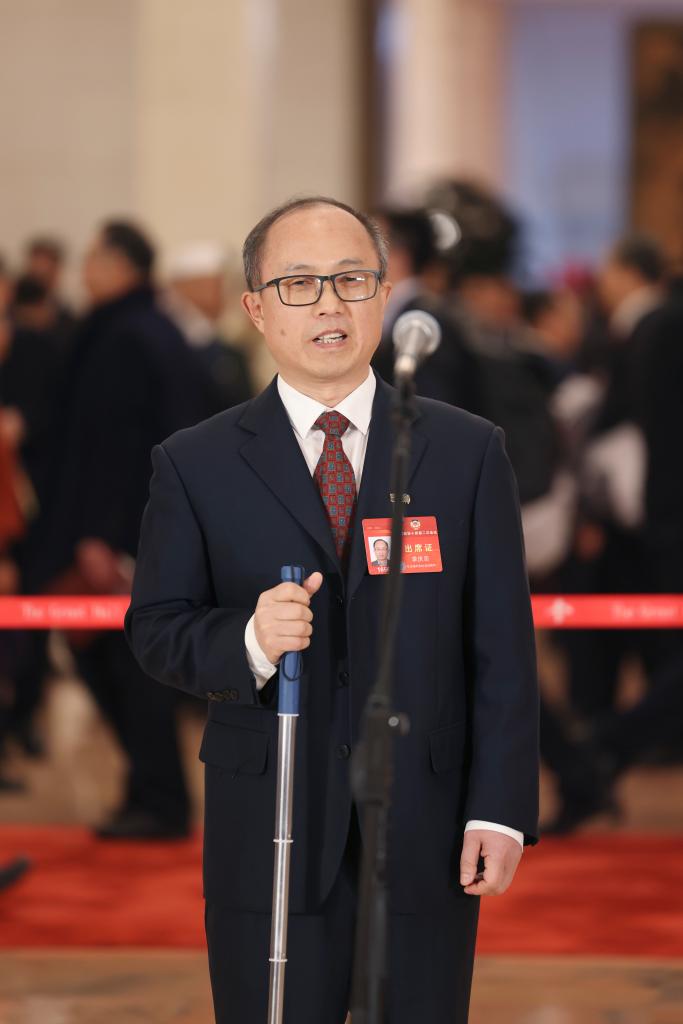 3月4日，全國政協(xié)十四屆二次會議首場“委員通道”集體采訪活動在北京人民大會堂舉行。這是全國政協(xié)委員李慶忠接受媒體采訪。（圖源：新華社）