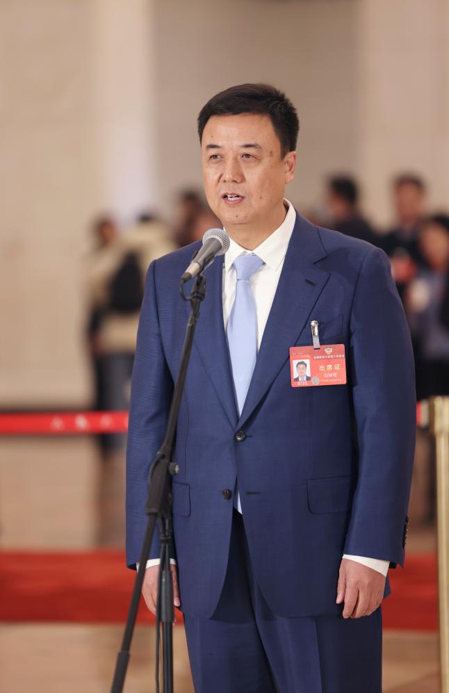 3月4日，全國政協(xié)十四屆二次會議首場“委員通道”集體采訪活動在北京人民大會堂舉行。這是全國政協(xié)委員劉瑞領(lǐng)接受媒體采訪。（圖源：新華社）