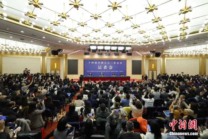 3月7日，十四屆全國人大二次會(huì)議在北京舉行記者會(huì)，中共中央政治局委員、外交部長王毅就“中國外交政策和對外關(guān)系”相關(guān)問題回答中外記者提問。<a target='_blank' href='/'>中新社</a>記者 韓海丹 攝