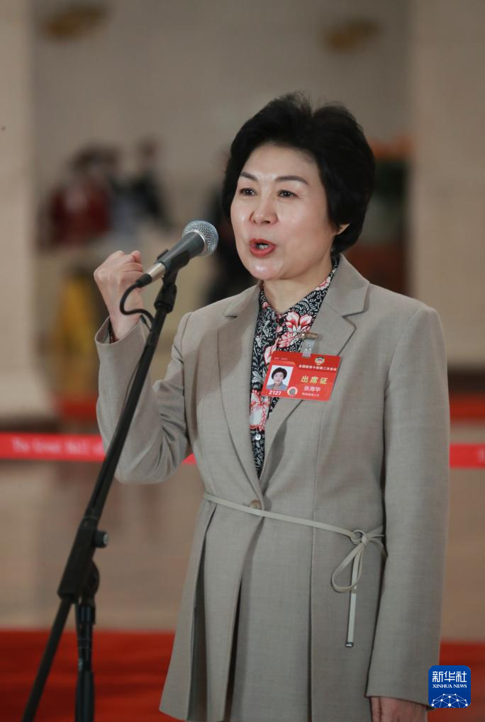 3月7日，全國政協(xié)十四屆二次會議第二場“委員通道”集體采訪活動在北京人民大會堂舉行。這是全國政協(xié)委員張海華接受記者采訪。（圖源：新華社）