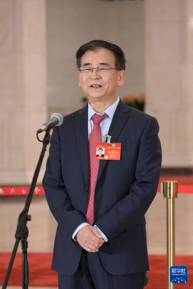 3月7日，全國政協(xié)十四屆二次會議第二場“委員通道”集體采訪活動在北京人民大會堂舉行。這是全國政協(xié)委員黃寶榮接受媒體采訪。（圖源：新華社）