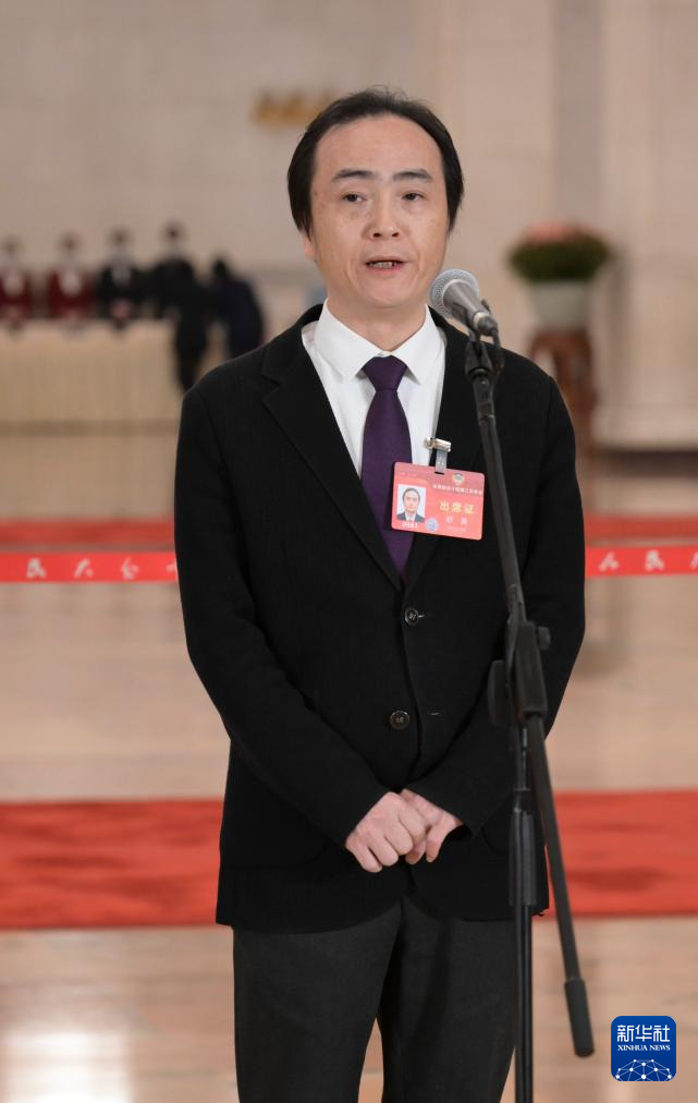 3月7日，全國政協(xié)十四屆二次會議第二場“委員通道”集體采訪活動在北京人民大會堂舉行。這是全國政協(xié)委員舒勇接受媒體采訪。（圖源：新華社）