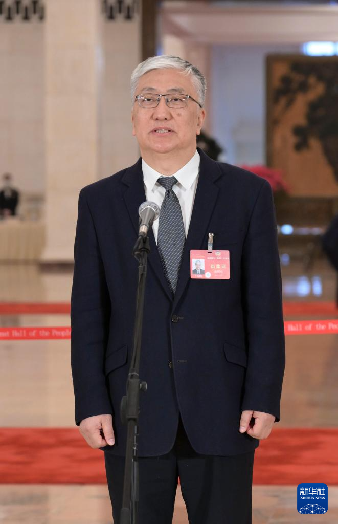 3月7日，全國政協(xié)十四屆二次會議第二場“委員通道”集體采訪活動在北京人民大會堂舉行。這是全國政協(xié)委員唐旭東接受媒體采訪。（圖源：新華社）