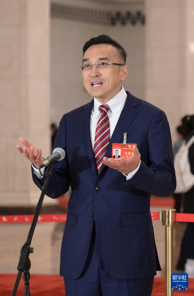 3月7日，全國政協(xié)十四屆二次會議第二場“委員通道”集體采訪活動在北京人民大會堂舉行。這是全國政協(xié)委員安庭接受記者采訪。（圖源：新華社）