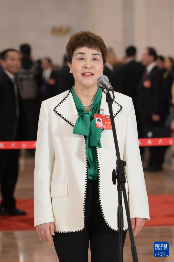 3月7日，全國政協(xié)十四屆二次會議第二場“委員通道”集體采訪活動在北京人民大會堂舉行。這是全國政協(xié)委員鄧琳接受媒體采訪。（圖源：新華社）