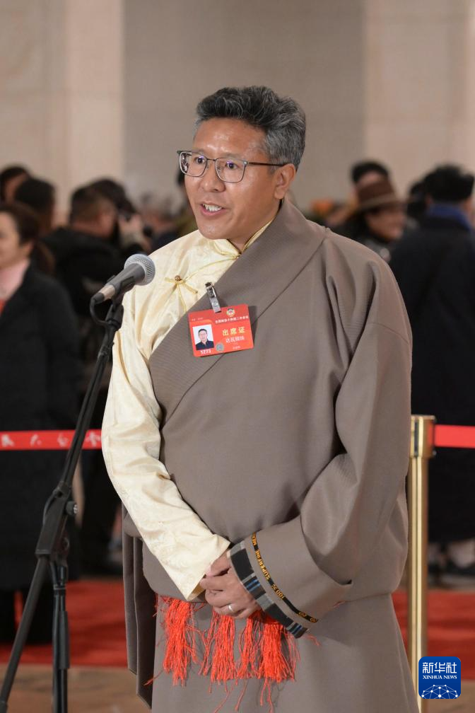 3月7日，全國政協(xié)十四屆二次會議第二場“委員通道”集體采訪活動在北京人民大會堂舉行。這是全國政協(xié)委員達瓦頓珠接受媒體采訪。（圖源：新華社）