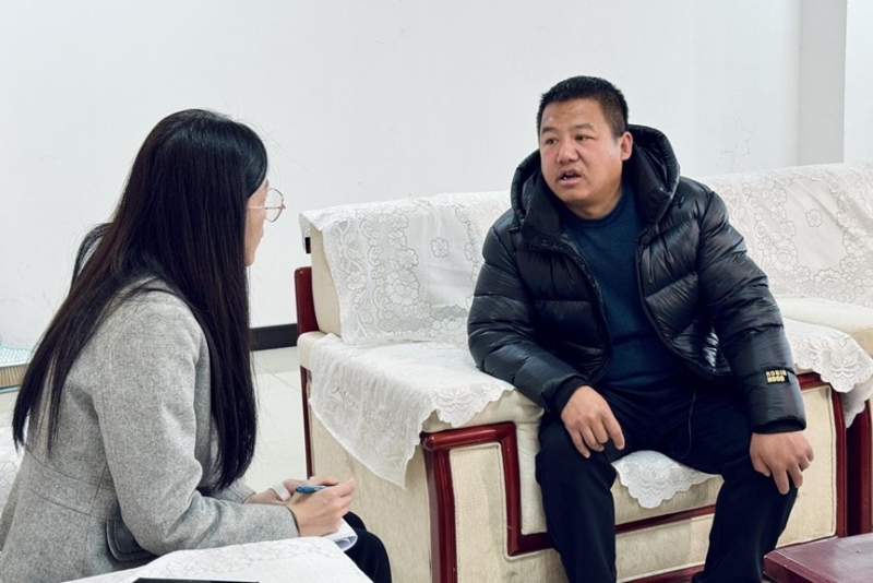 人民網(wǎng)記者采訪“在水一方”小區(qū)住戶。人民網(wǎng) 高清揚攝