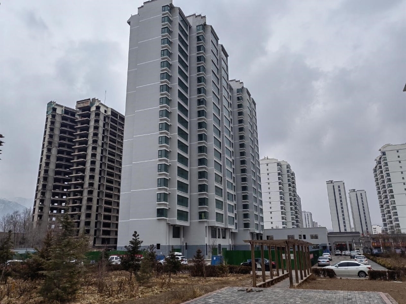 甘肅省永靖縣“在水一方”小區(qū)尚未建成的樓棟。人民網(wǎng)記者 申亞欣攝