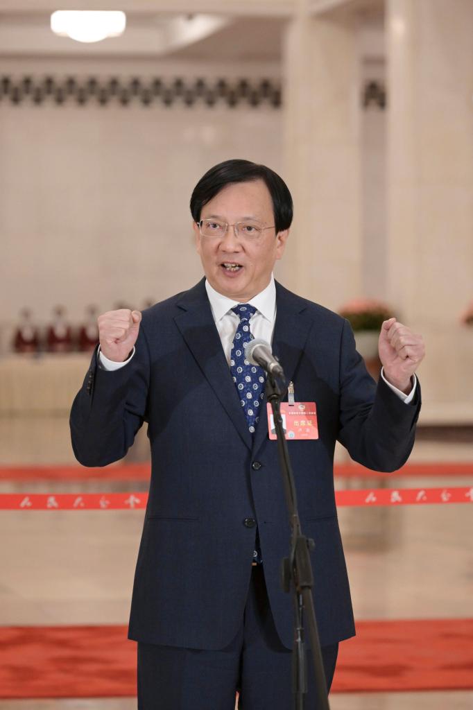 3月10日，全國政協(xié)十四屆二次會(huì)議第三場“委員通道”集體采訪活動(dòng)在北京人民大會(huì)堂舉行。這是全國政協(xié)委員盧進(jìn)接受媒體采訪。（圖源：新華社）