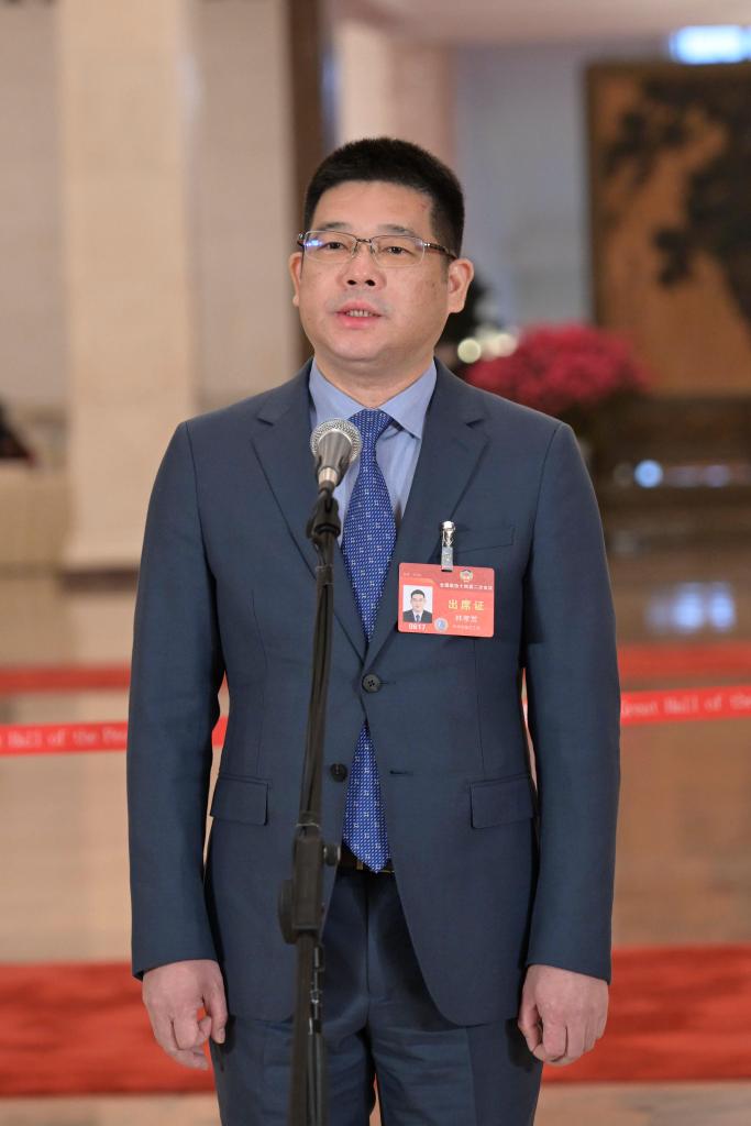 3月10日，全國政協(xié)十四屆二次會(huì)議第三場“委員通道”集體采訪活動(dòng)在北京人民大會(huì)堂舉行。這是全國政協(xié)委員林孝發(fā)接受媒體采訪。（圖源：新華社）