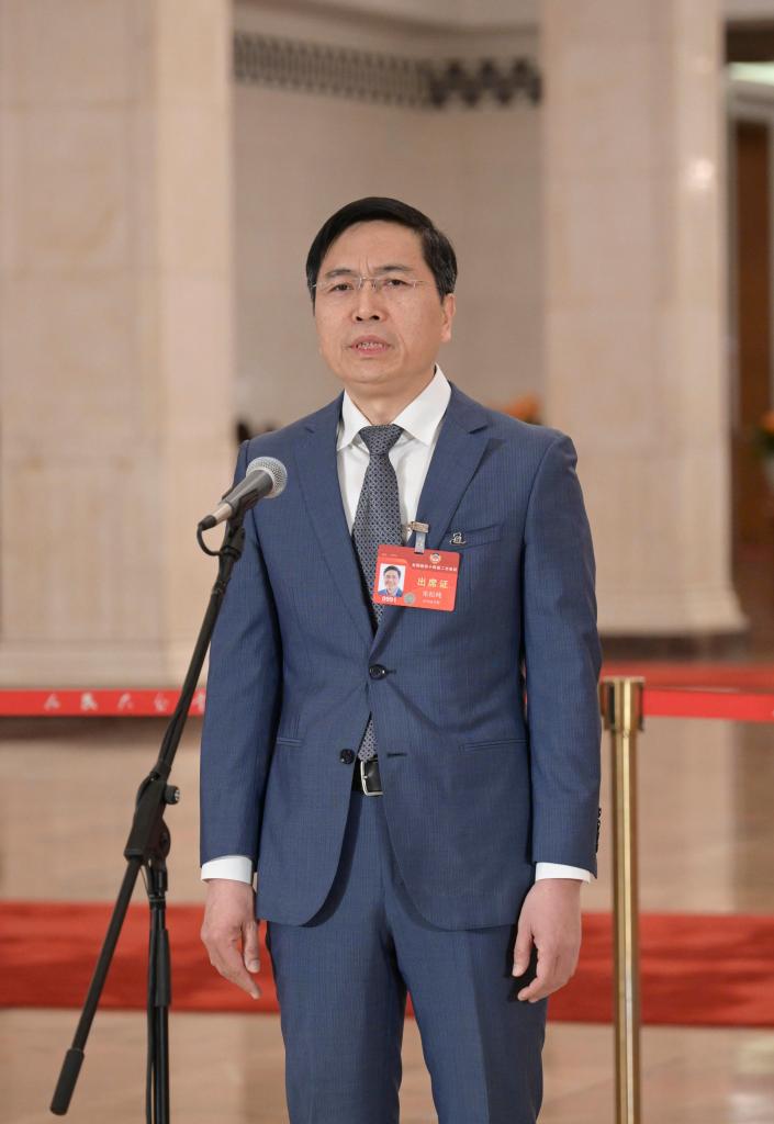 3月10日，全國政協(xié)十四屆二次會(huì)議第三場“委員通道”集體采訪活動(dòng)在北京人民大會(huì)堂舉行。這是全國政協(xié)委員朱松純接受媒體采訪。（圖源：新華社）