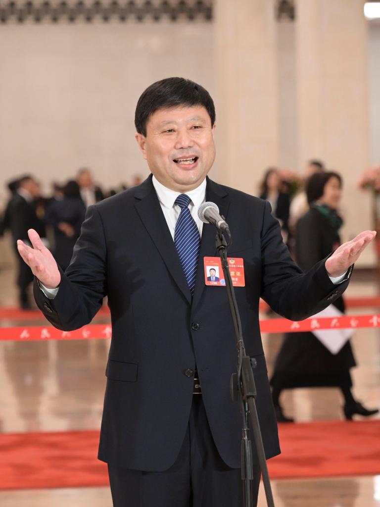 3月10日，全國政協(xié)十四屆二次會(huì)議第三場“委員通道”集體采訪活動(dòng)在北京人民大會(huì)堂舉行。這是全國政協(xié)委員王傳喜接受媒體采訪。（圖源：新華社）