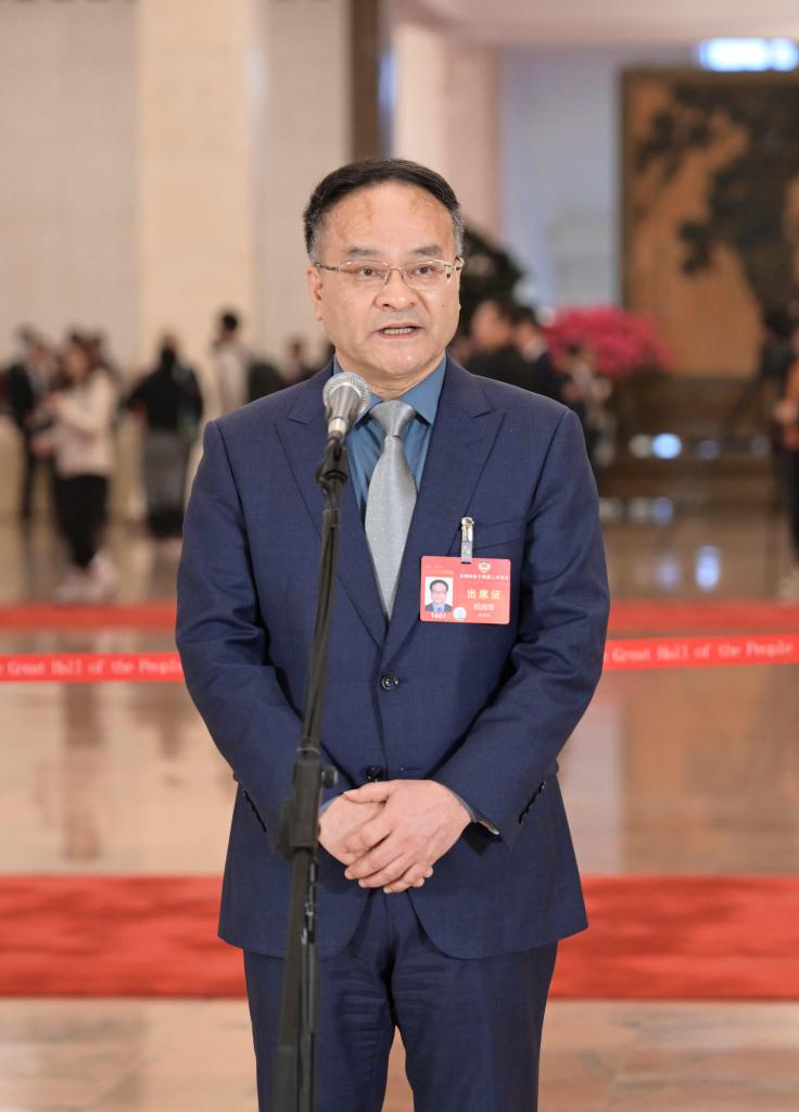 3月10日，全國政協(xié)十四屆二次會(huì)議第三場“委員通道”集體采訪活動(dòng)在北京人民大會(huì)堂舉行。這是全國政協(xié)委員倪閩景接受媒體采訪。（圖源：新華社）