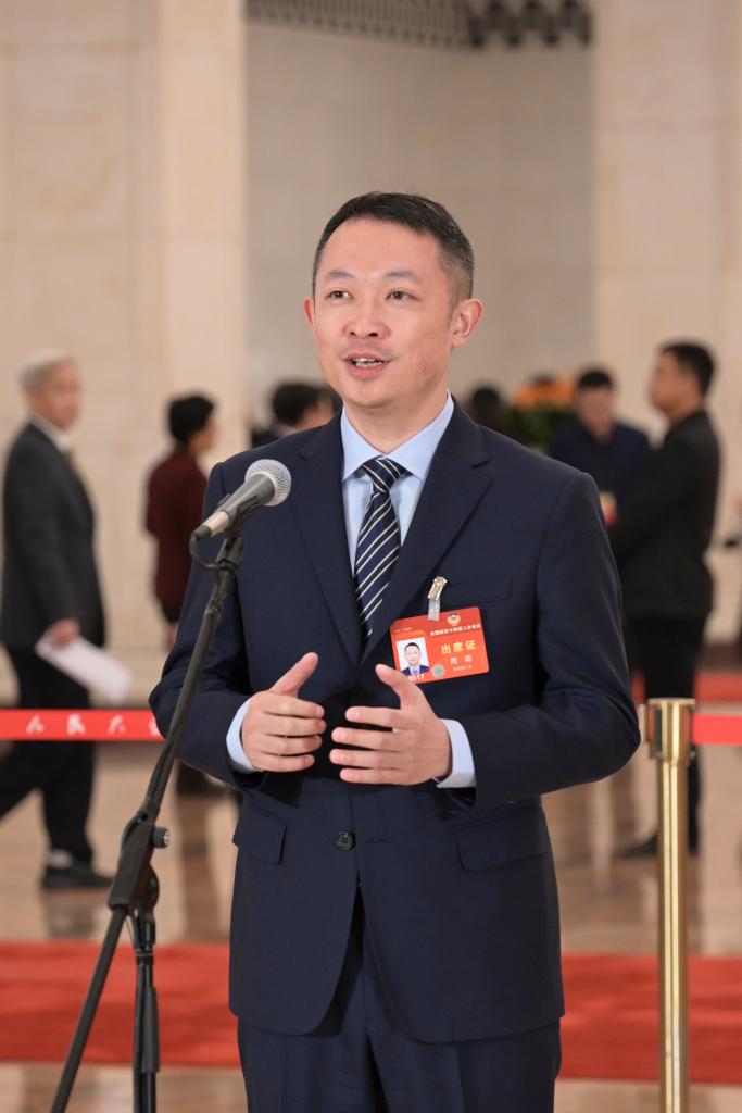 3月10日，全國政協(xié)十四屆二次會(huì)議第三場“委員通道”集體采訪活動(dòng)在北京人民大會(huì)堂舉行。這是全國政協(xié)委員周源接受媒體采訪。（圖源：新華社）