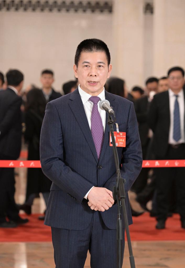 3月10日，全國政協(xié)十四屆二次會(huì)議第三場“委員通道”集體采訪活動(dòng)在北京人民大會(huì)堂舉行。這是全國政協(xié)委員譚錦球接受媒體采訪。（圖源：新華社）