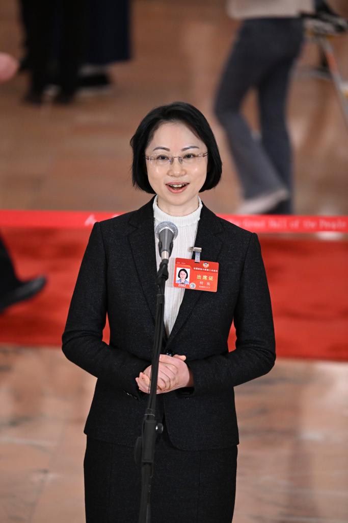 3月10日，全國政協(xié)十四屆二次會(huì)議第三場“委員通道”集體采訪活動(dòng)在北京人民大會(huì)堂舉行。這是全國政協(xié)委員柯嵐接受媒體采訪。（圖源：新華社）