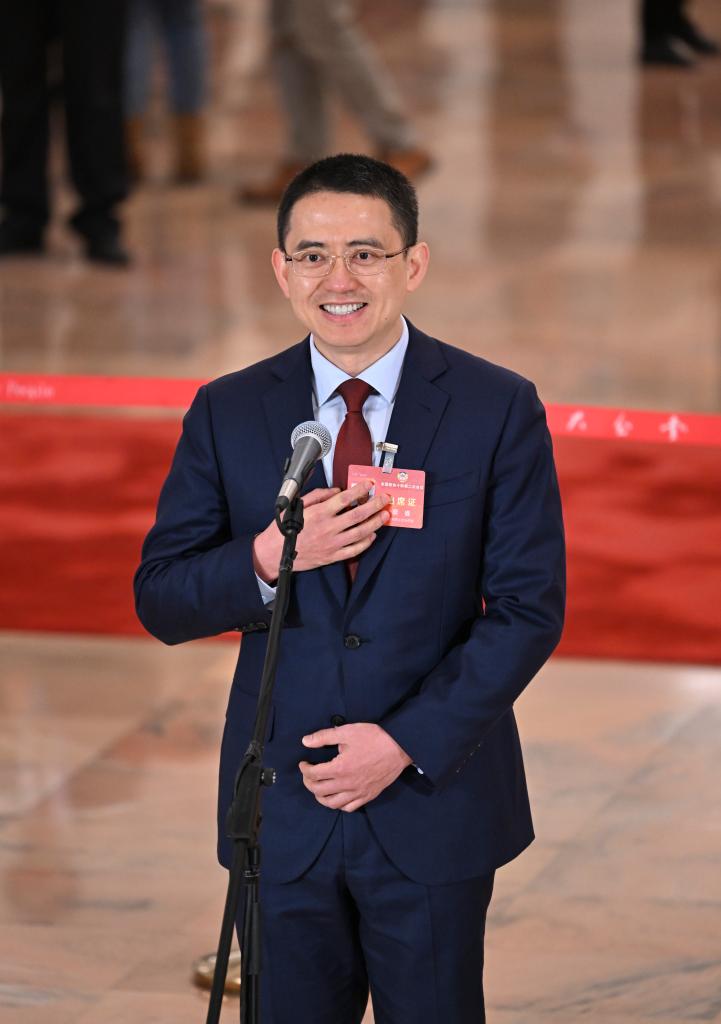 3月10日，全國政協(xié)十四屆二次會(huì)議第三場“委員通道”集體采訪活動(dòng)在北京人民大會(huì)堂舉行。這是全國政協(xié)委員蔡睿接受媒體采訪。（圖源：新華社）
