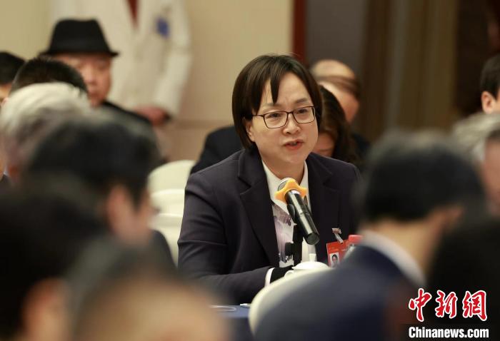 3月7日，全國人大代表、鄭州大學(xué)校長、中國科學(xué)院院士李蓬在十四屆全國人大二次會議河南代表團開放團組會議上答記者問。記者 蔣啟明 攝