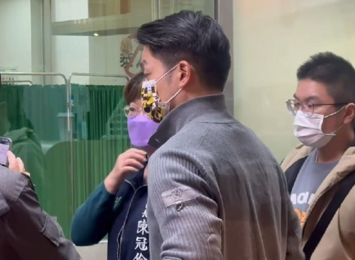 臺北康橋中學校車翻覆，蔣萬安急赴北醫(yī)探視