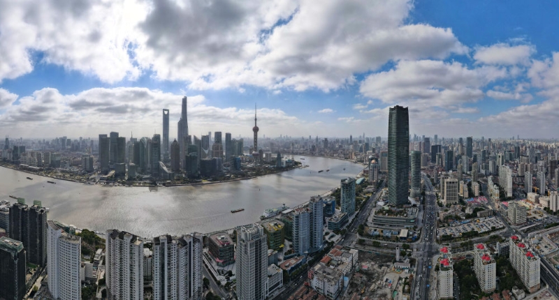 從上海虹口區(qū)北外灘空中俯瞰中國(上海)自由貿(mào)易試驗(yàn)區(qū)陸家嘴片區(qū)(2023年1月10日攝，無人機(jī)全景照片)。新華社記者 方喆 攝