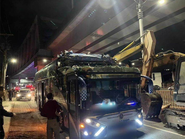 高雄市仁武區(qū)水管路20日晚間8點多，一輛遊覽車疑似撞上涵洞限高，造成1死14輕重傷。（警消提供／林雅惠高雄傳真）