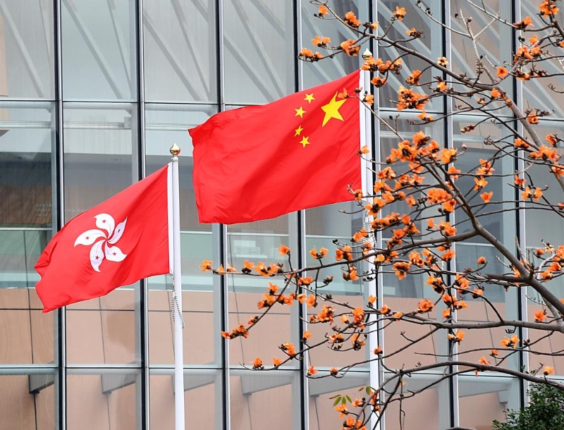 這是在香港特區(qū)立法會綜合大樓外拍攝的中華人民共和國國旗、香港特區(qū)區(qū)旗。（圖源：新華社）