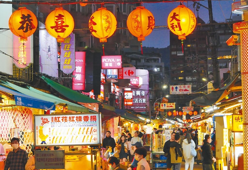 電價(jià)4月漲定了，民生及小商家用電漲幅5％起跳，最高則達(dá)10％，家家戶戶都受影響。圖為夜市店家燈火通明。（陳俊吉攝）