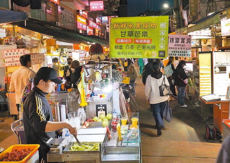 央行宣布升息半碼，房貸負(fù)擔(dān)將加重，再漲電價(jià)勢(shì)必會(huì)帶動(dòng)物價(jià)飛漲。小資族感嘆日子更難過(guò)，恐怕連臭豆腐、雞排都快吃不起。（陳俊吉攝）