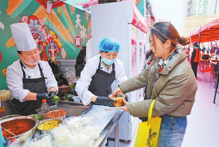 天水“麻辣燙一條街”吸引游客“打卡”。新甘肅·甘肅日報記者 馮樂凱