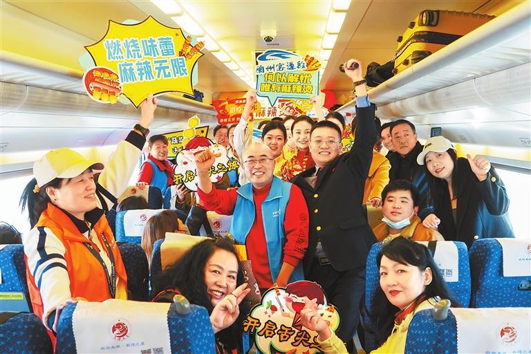 旅客乘坐天水“麻辣燙”專列。新甘肅·甘肅日報通訊員 宋佳龍