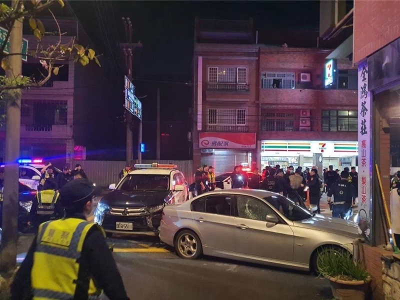 男子持改造槍到桃園市桃園區(qū)景福派出所朝門(mén)口射擊8槍?zhuān)搅⒓凑归_(kāi)追捕。圖自微信公眾號(hào)“看臺(tái)?！?jpg