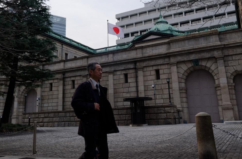 3月19日，一名行人從日本東京的日本銀行總部前走過。（圖源：新華社）