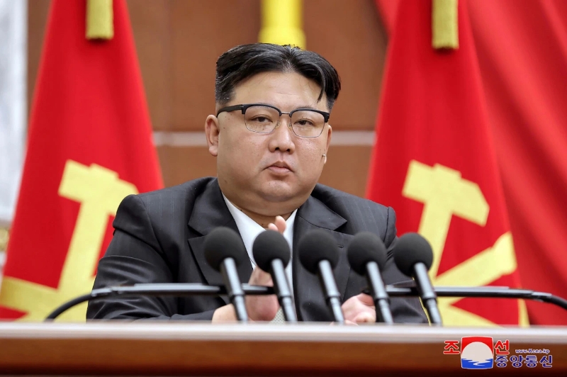 朝鮮最高領(lǐng)導(dǎo)人金正恩在平壤出席2023年12月26日至30日舉行的朝鮮勞動(dòng)黨八屆九中全會(huì)。（圖源：朝中社）