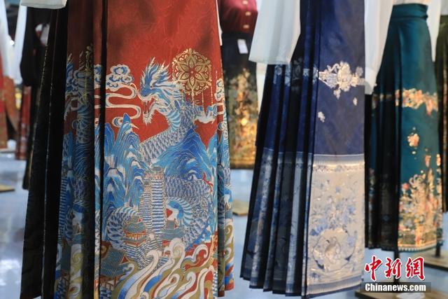 上世紀90年代，“影樓風(fēng)”“戲風(fēng)”吹到了曹縣，村民開始在農(nóng)閑的時候生產(chǎn)影樓服裝和戲服。郝兆紅 攝.jpeg