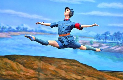 3月2日，演員在表演芭蕾舞劇《紅色娘子軍》。新華社記者 郭程攝.jpeg
