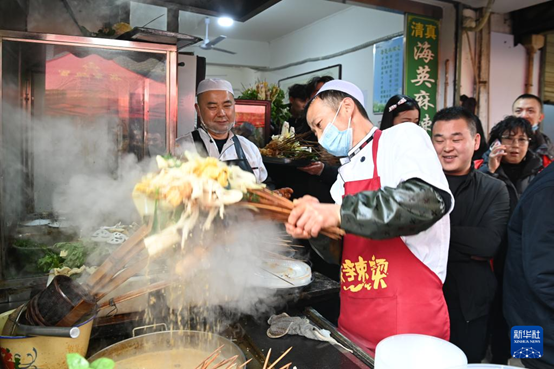 近日，天水市秦州區(qū)的天水名優(yōu)小吃城一麻辣燙店，商家為游客加工麻辣燙。 新華社記者 范培珅攝