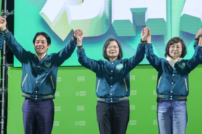 民進(jìn)黨賴清德（左）與民意代表候選人蘇治芬（右）在云林虎尾舉行造勢晚會(huì).webp