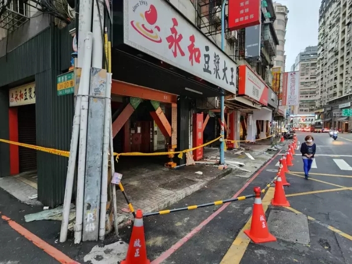 4月3日大地震新北疏散超過400人，有12棟建物被標示紅、黃單危險建物，其中土城區(qū)就占了6棟。圖為明德路危險建物.webp