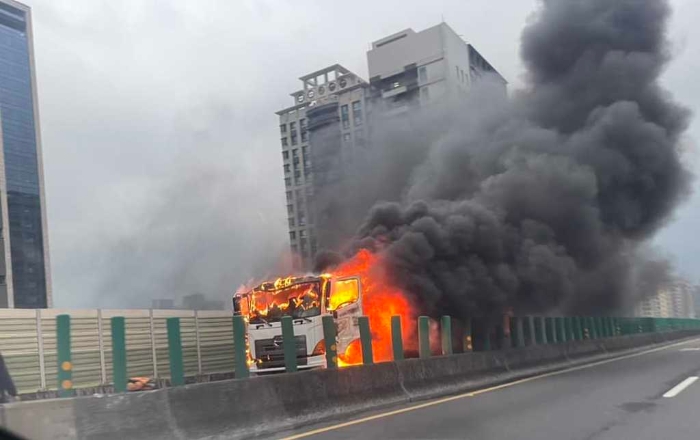 臺灣65快速道路北上1公里處，發(fā)生火燒車意外